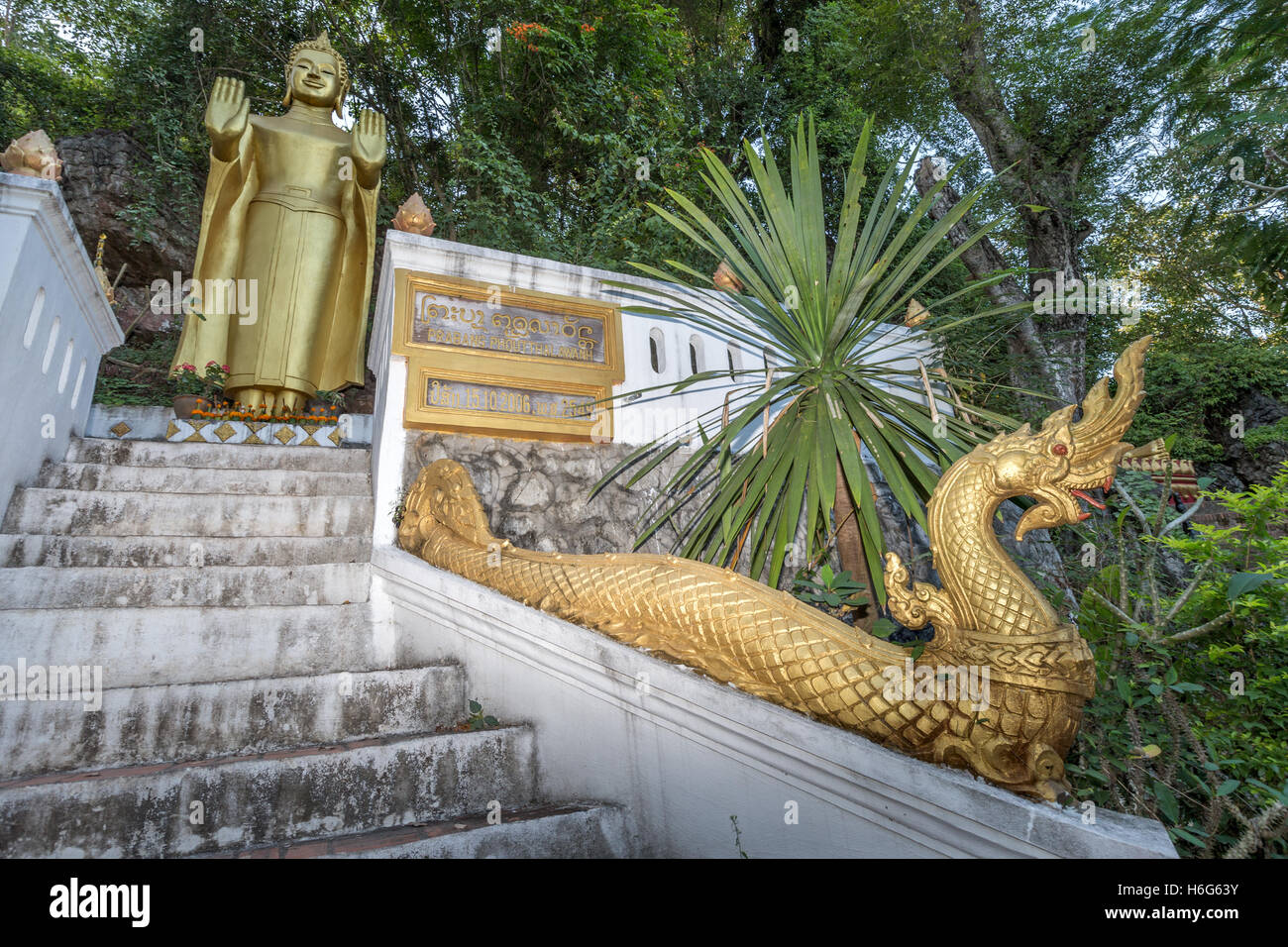 Posa di pace di Buddha + Naga, Wat That Chomsi, tempio, Luang Prabang, Laos Foto Stock
