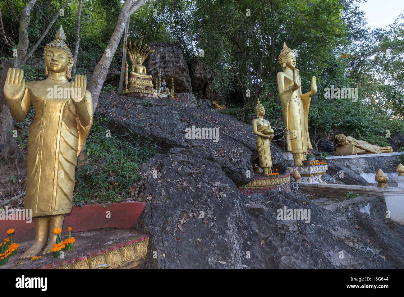 Buddha reclinato (Martedì), ALMS (Mercoledì), Pace (Lunedi) e seduta sotto Naga (sabato), Wat che Chomsi, tempio, Luang Prabang, Laos Foto Stock