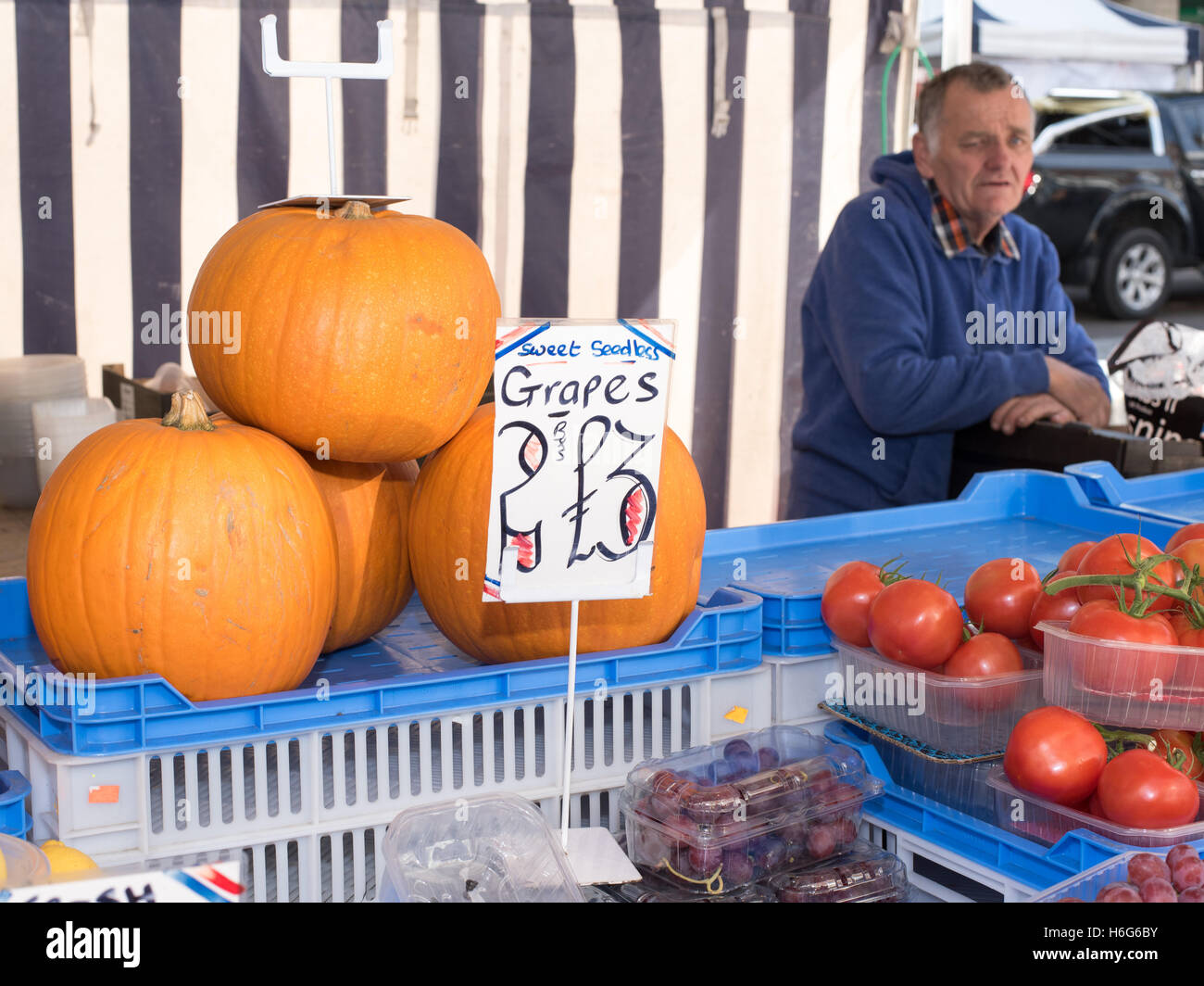 Prodotti freschi in un mercato di strada, Brentwood, Essex Foto Stock