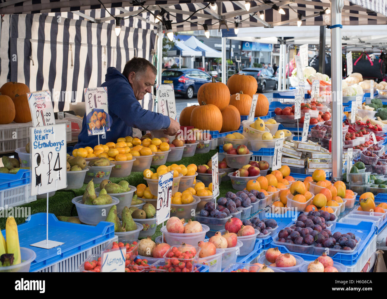 Prodotti freschi in un mercato di strada, Brentwood, Essex Foto Stock