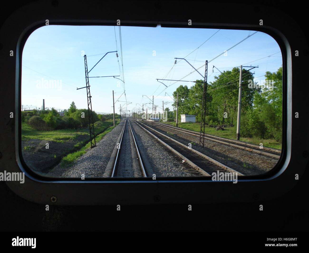 Le infinite Transsiberian percorso ferroviario attraverso la finestra posteriore del treno, da qualche parte in Siberia vicino al Lago Baikal Foto Stock