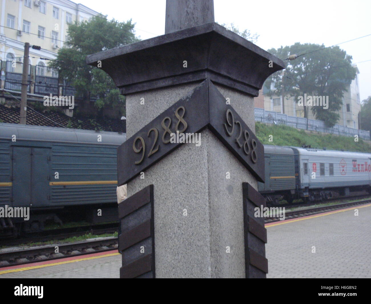 Punto finale di Transsiberian linea ferroviaria nella stazione di Vladivostok, Russia orientale, indica il numero di km da Mosca Foto Stock