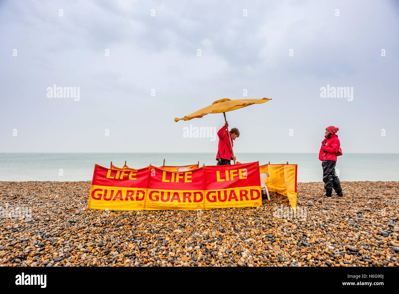 Bagnini sulla spiaggia di Brighton Foto Stock