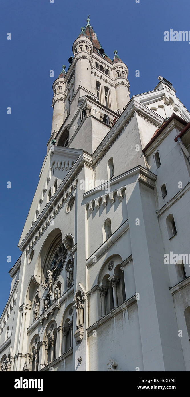La parte anteriore della bella chiesa di Vienna in Austria Foto Stock
