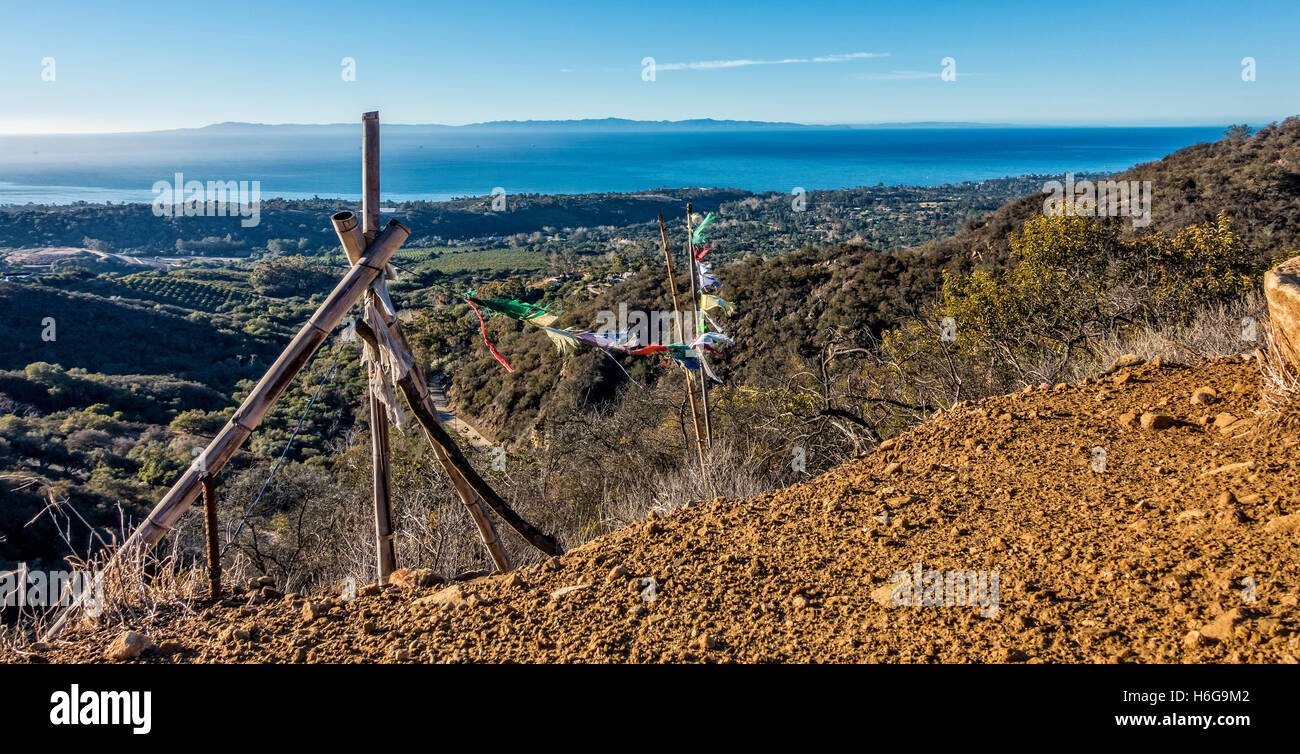 Bandiere di preghiera appesi a Romero Canyon Trail a Santa Barbara, California. Foto Stock