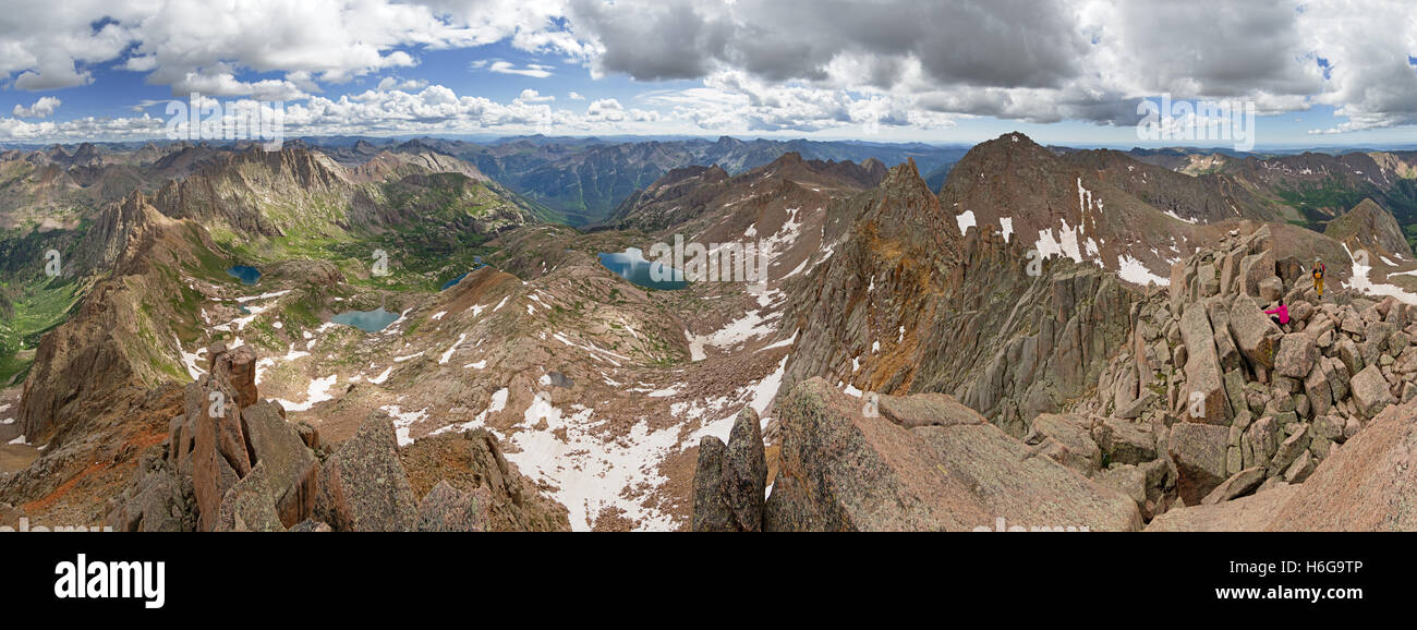 Panorama dalla vetta del picco di luce solare nelle montagne di San Juan di Colorado con due escursionisti Foto Stock