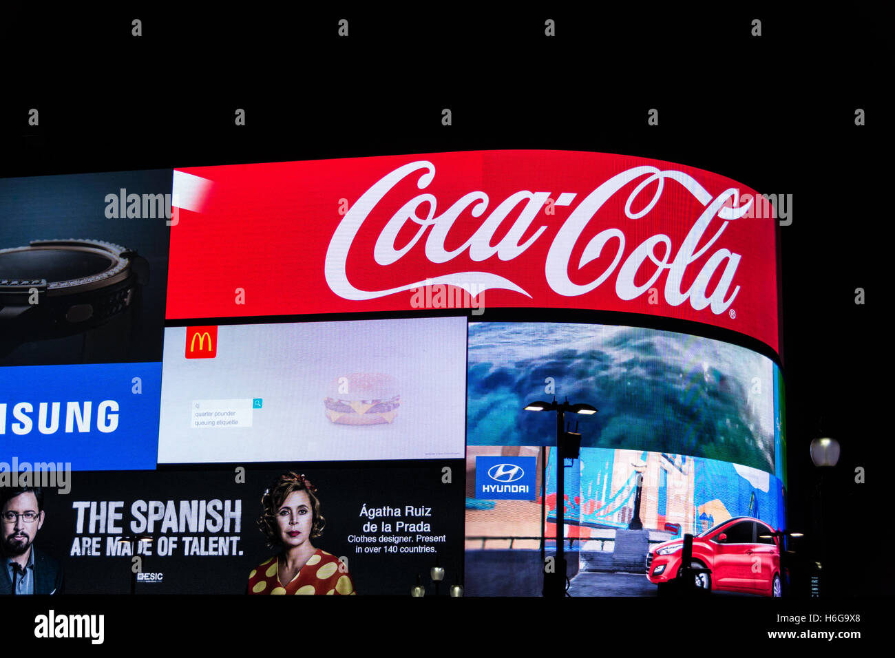 L'indicazione Coca Cola su Piccadilly Circus nel centro di Londra Inghilterra GB Regno Unito Europa Foto Stock