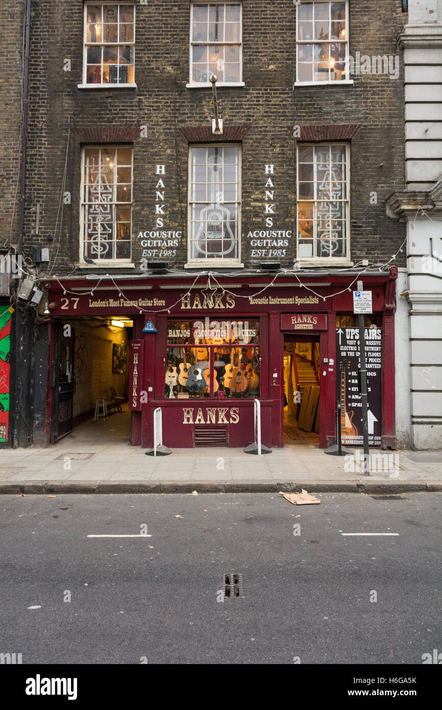 Hanks, uno dei pochi negozi di musica rimasti in un prossimo futuro sarà demolito Denmark Street, Londra, Regno Unito Foto Stock