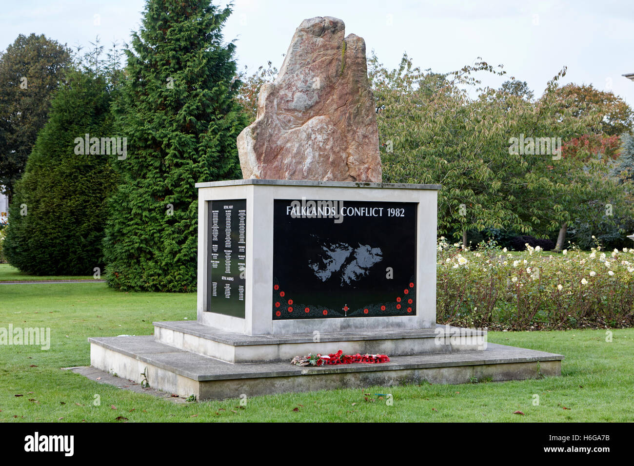 Memoriale per la welsh soldati morti nella guerra delle Falkland giardini Alexandra cathays park Cardiff Galles Regno Unito Foto Stock