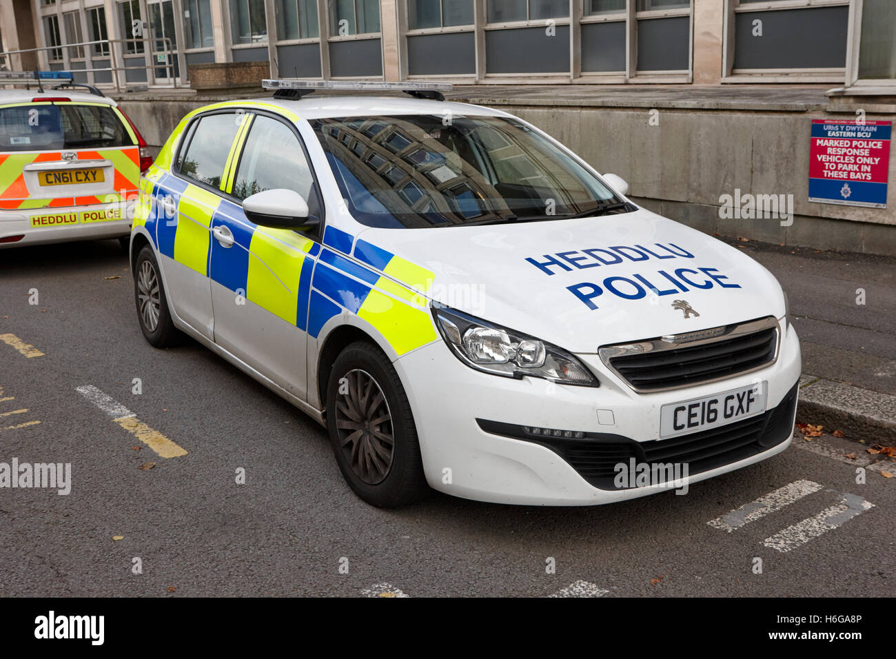 Galles del sud di polizia bilingue heddlu Peugeot 308 veicolo livrea Galles Cardiff Regno Unito Foto Stock