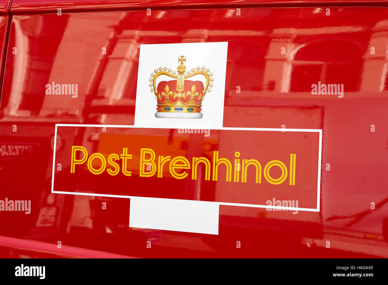 Royal Mail delivery van con il gallese post brenhinol livrea Galles Cardiff Regno Unito Foto Stock