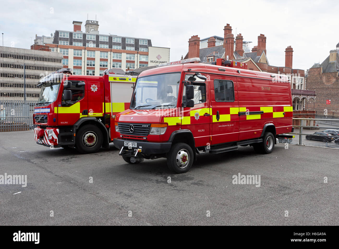 Galles del Sud il servizio antincendio gara di salvataggio e Mercedes Van dalla stazione di Malpas Cardiff Galles Regno Unito Foto Stock