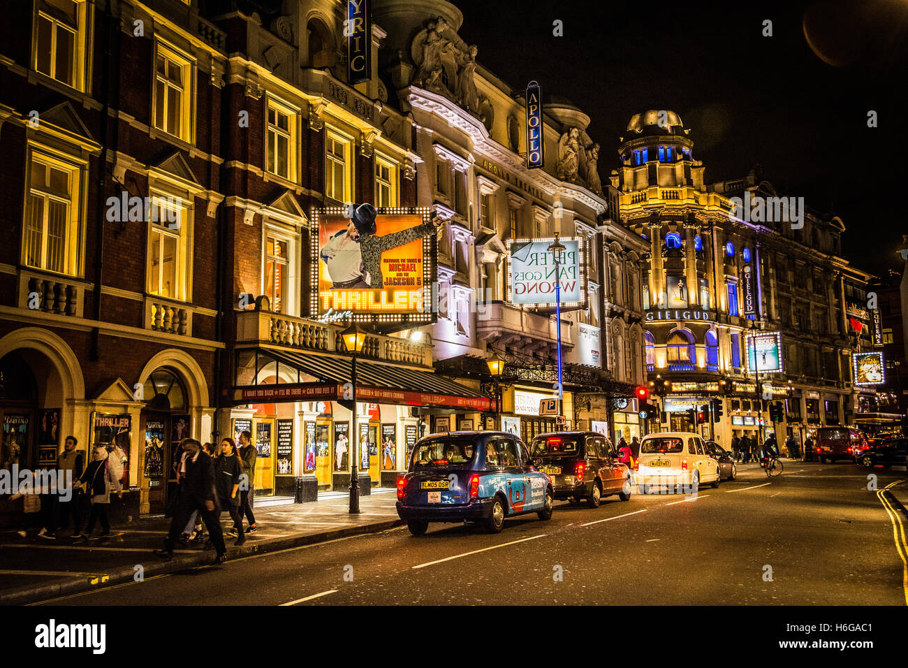 Visione notturna della zona dei teatri nella Shaftesbury Avenue nel West End di Londra, Regno Unito Foto Stock