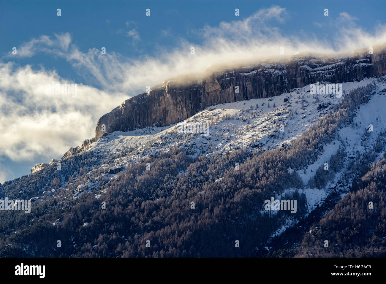 Ceuze mountain e scogliera con lavori di soffiaggio della neve in inverno. Hautes Alpes, a sud delle Alpi Francesi, Francia Foto Stock