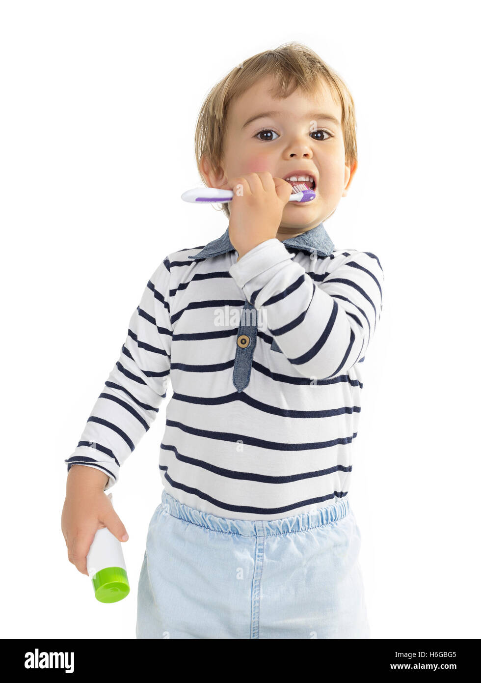 Due anni di apprendimento del ragazzo di lavare i denti attraverso la riproduzione. Foto Stock