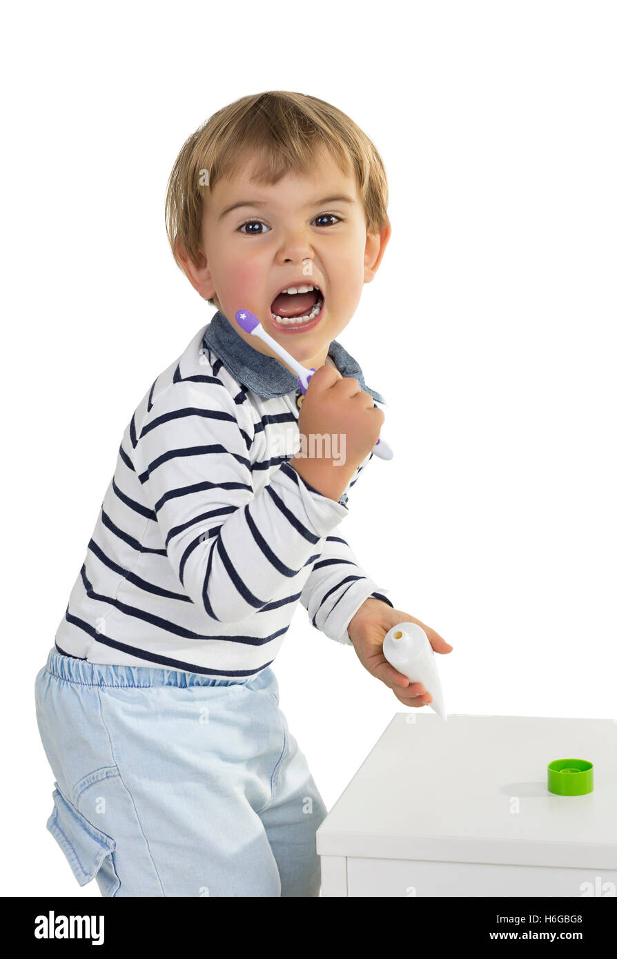 Due anni di apprendimento del ragazzo di lavare i denti attraverso la riproduzione. Foto Stock