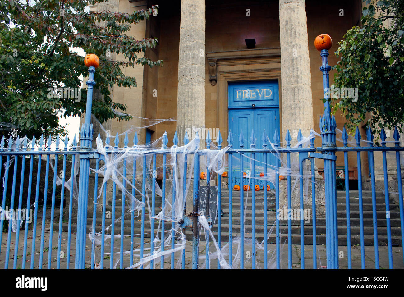 Freud Oxford zucche di Halloween e la ragnatela di decori per tutti i san di Capodanno Foto Stock