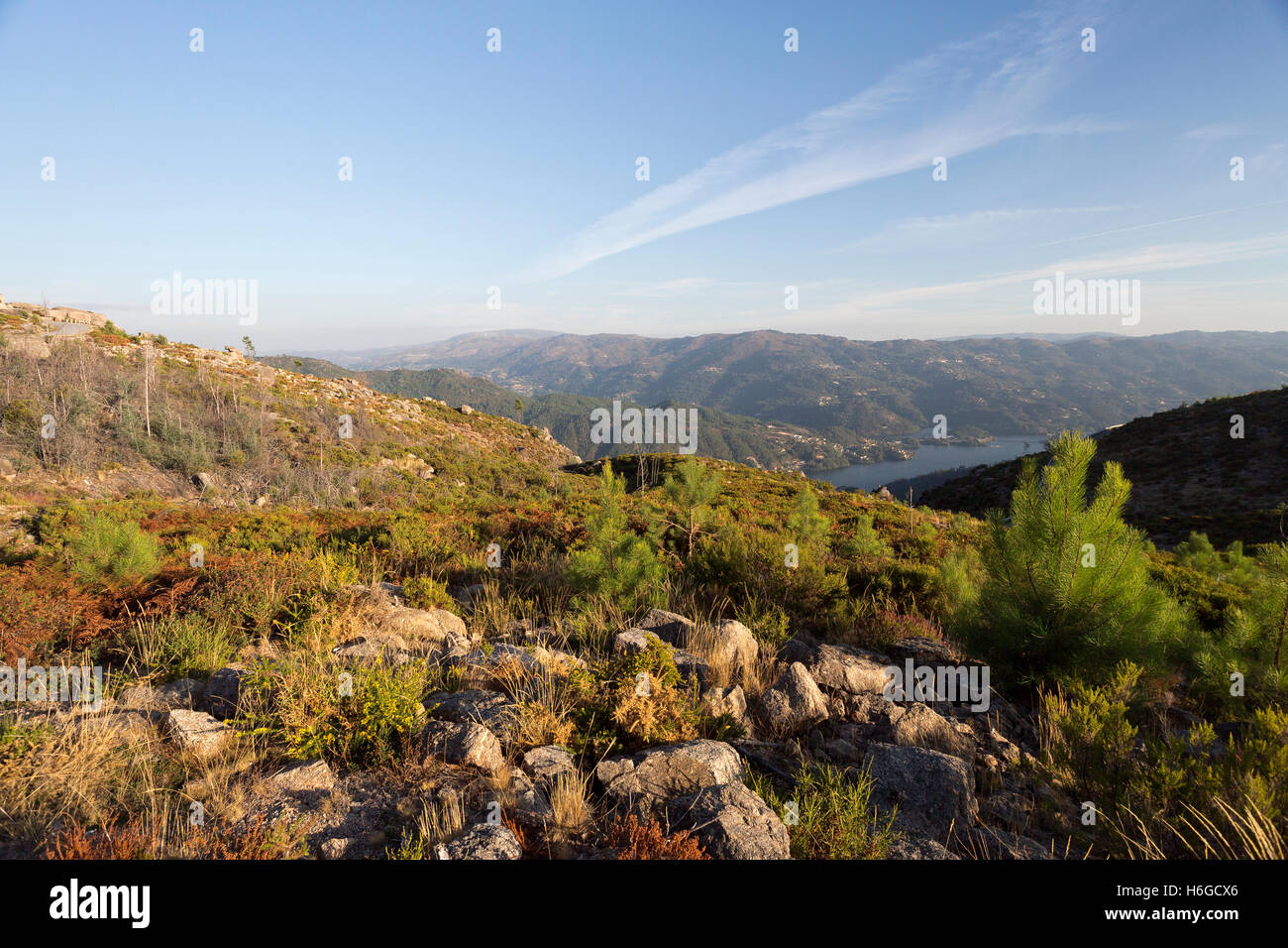 Vista delle scogliere di granito di massi sulla sommità della montagna Peneda-Geres, Portogallo settentrionale Foto Stock