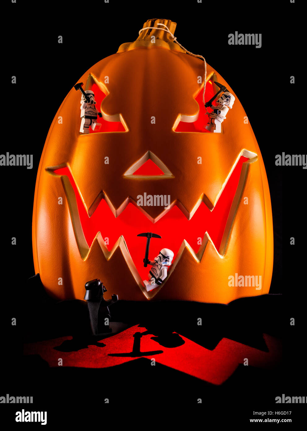 LONDON, Regno Unito - 27 OTTOBRE 2016: Stormtroopers dalla Star Wars intagliare una zucca di Halloween con Darth Vader cerca su. Foto Stock