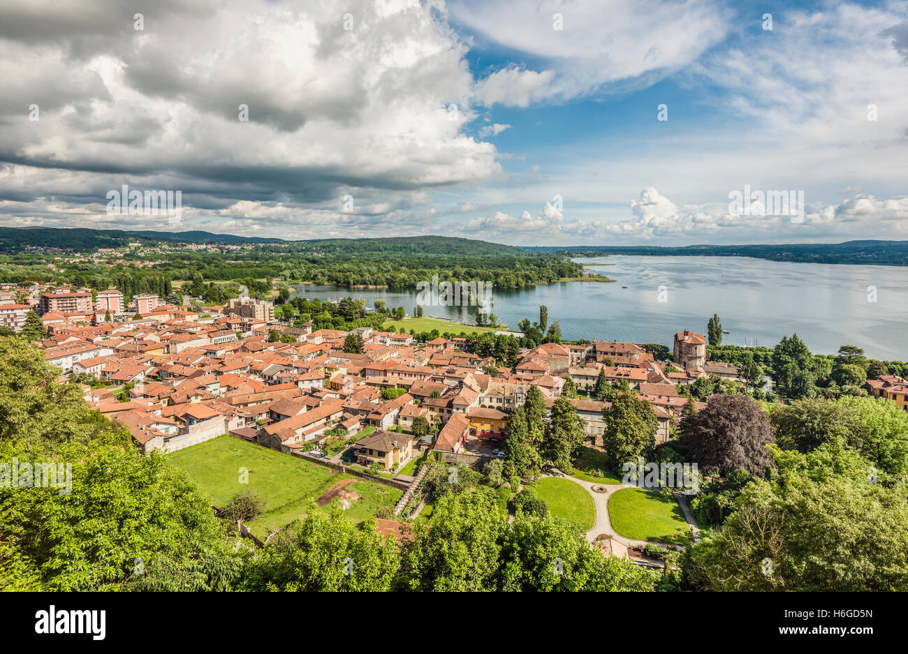 Vista su Angera sul Lago maggiore visto dal Castello, Varese, Italia Foto Stock