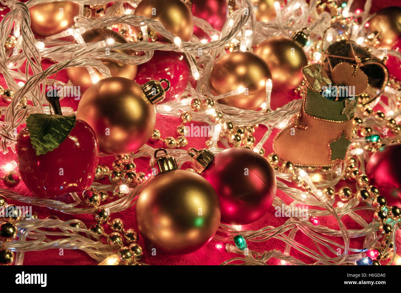 Primo piano su un assortimento di decorazioni di Natale su sfondo rosso Foto Stock