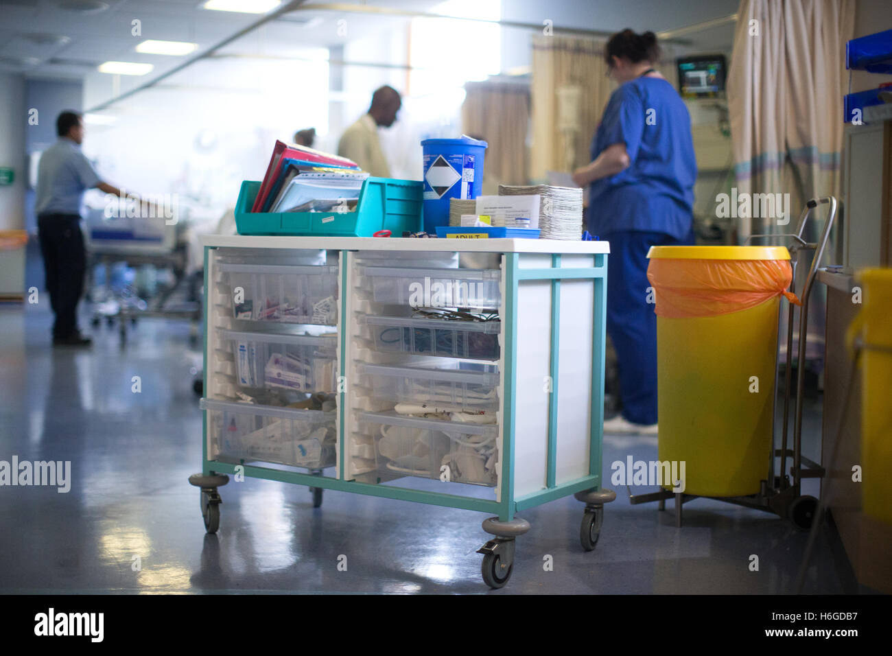 Fotografia del carrello di farmaci in un ospedale con i pazienti e il personale in background Foto Stock
