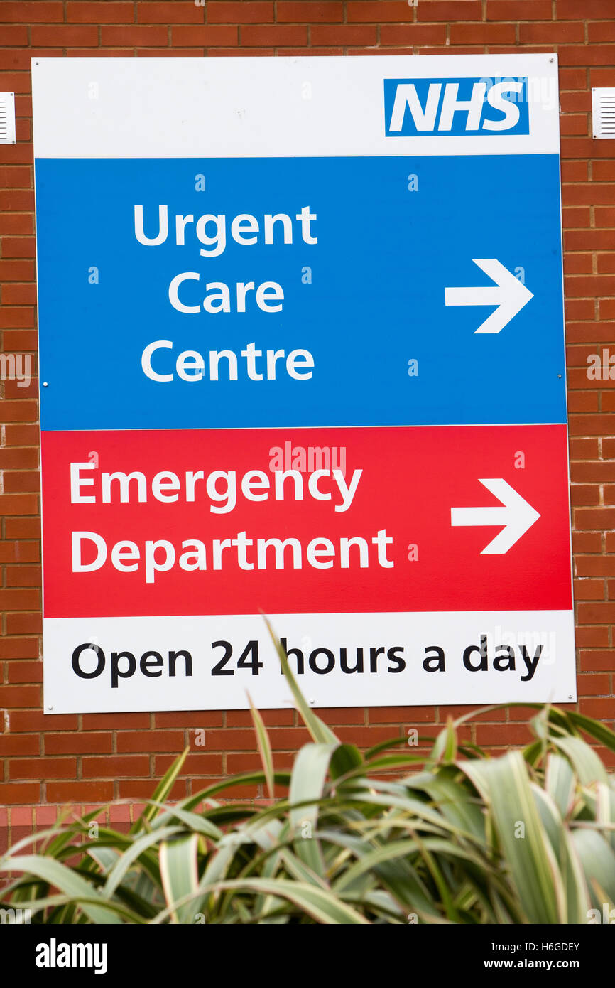 Segno per un ospedale NHS dipartimento di emergenza e urgente centro di cura Foto Stock