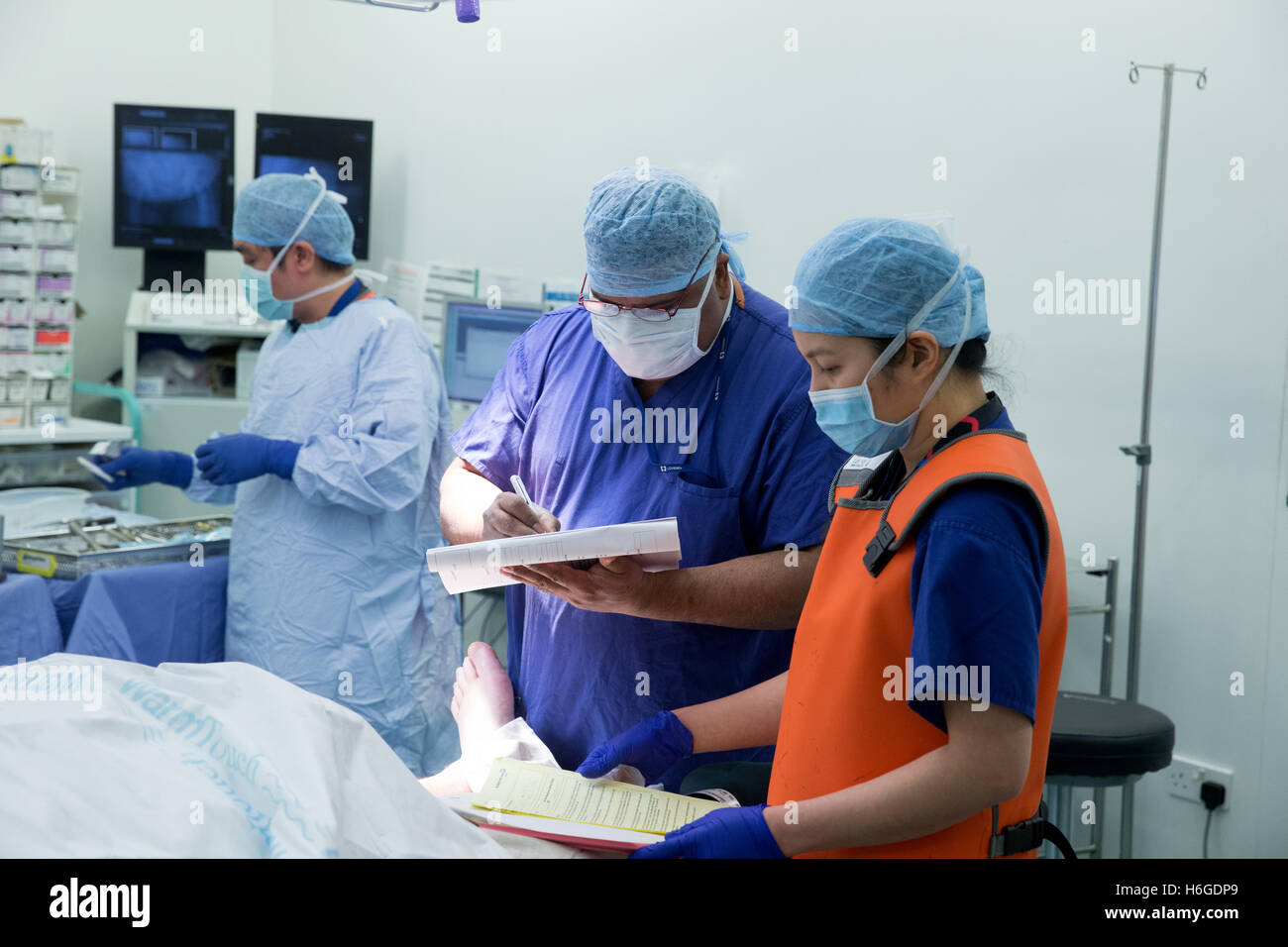 Medico e infermiere strumentista lavora in una sala operatoria con