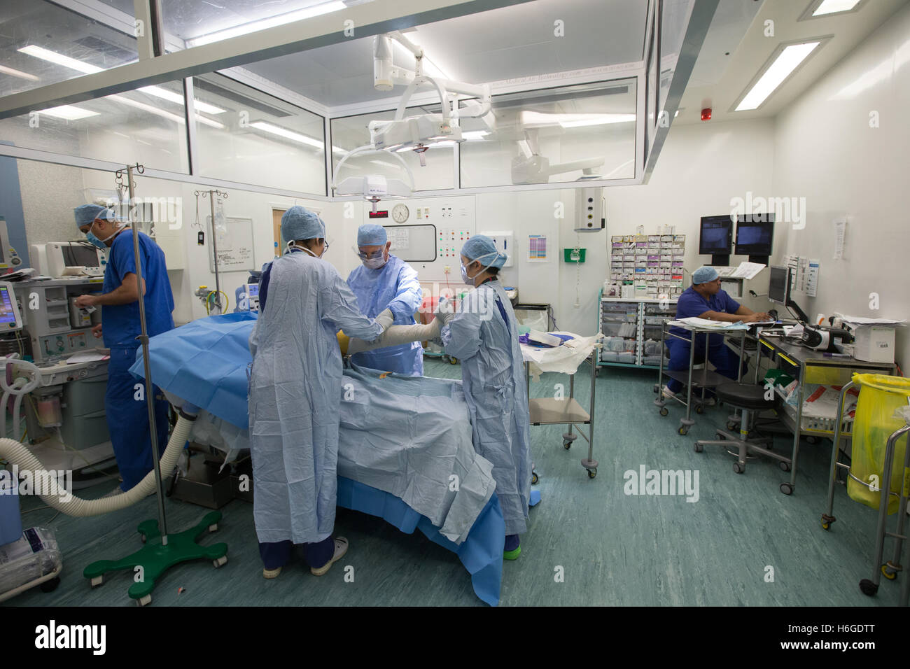 Chirurgo ortopedico eseguendo una articolazione di ginocchio operazione di sostituzione in un teatro ospedaliero Foto Stock