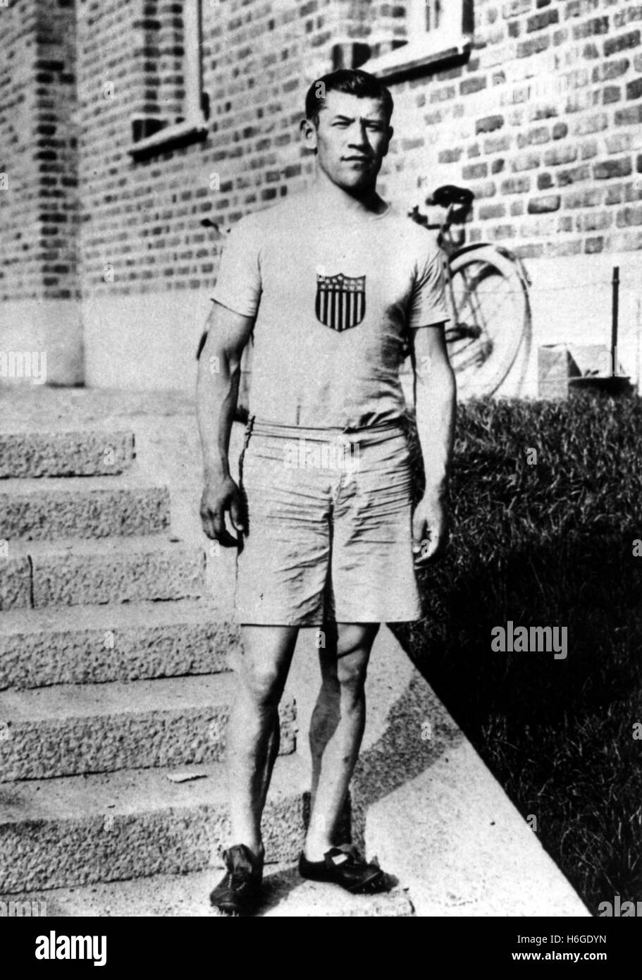 JIM THORPE (1887-1953) American atleta e medaglia d'Oro Olimpica indossa il suo kit olimpico circa 1912 Foto Stock