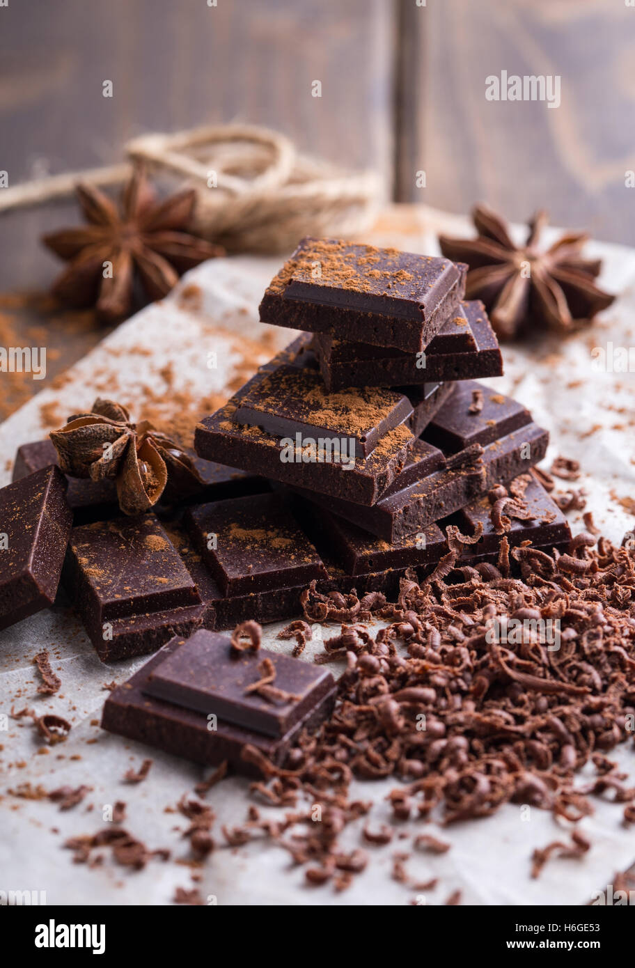 Barra di cioccolato, rotta in pezzi e alcuni di cioccolato grattugiato Foto Stock