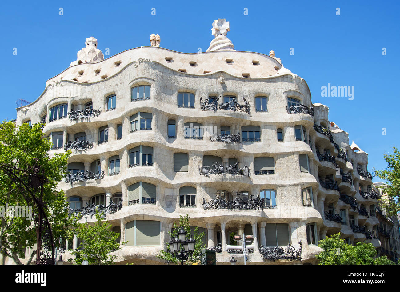 Casa Milà, localmente noto come La Pedrera. Antoni Gaudís edificio modernista di Barcellona, in Catalogna, Spagna. Foto Stock