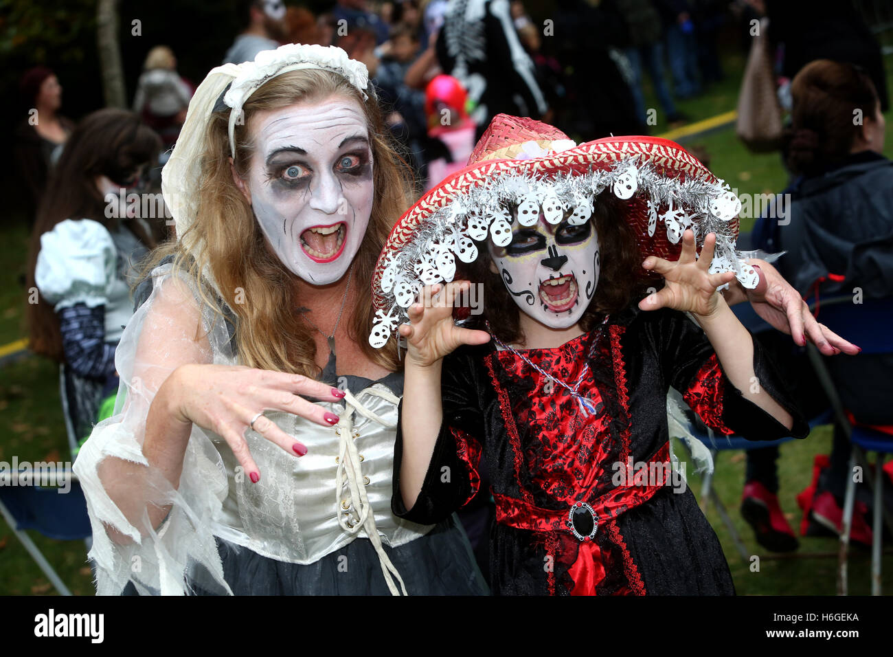 Spooky attività e stravaganza di Halloween a Hotham Park, Bognor Regis, West Sussex, Regno Unito. Nella foto è GV. Foto Stock