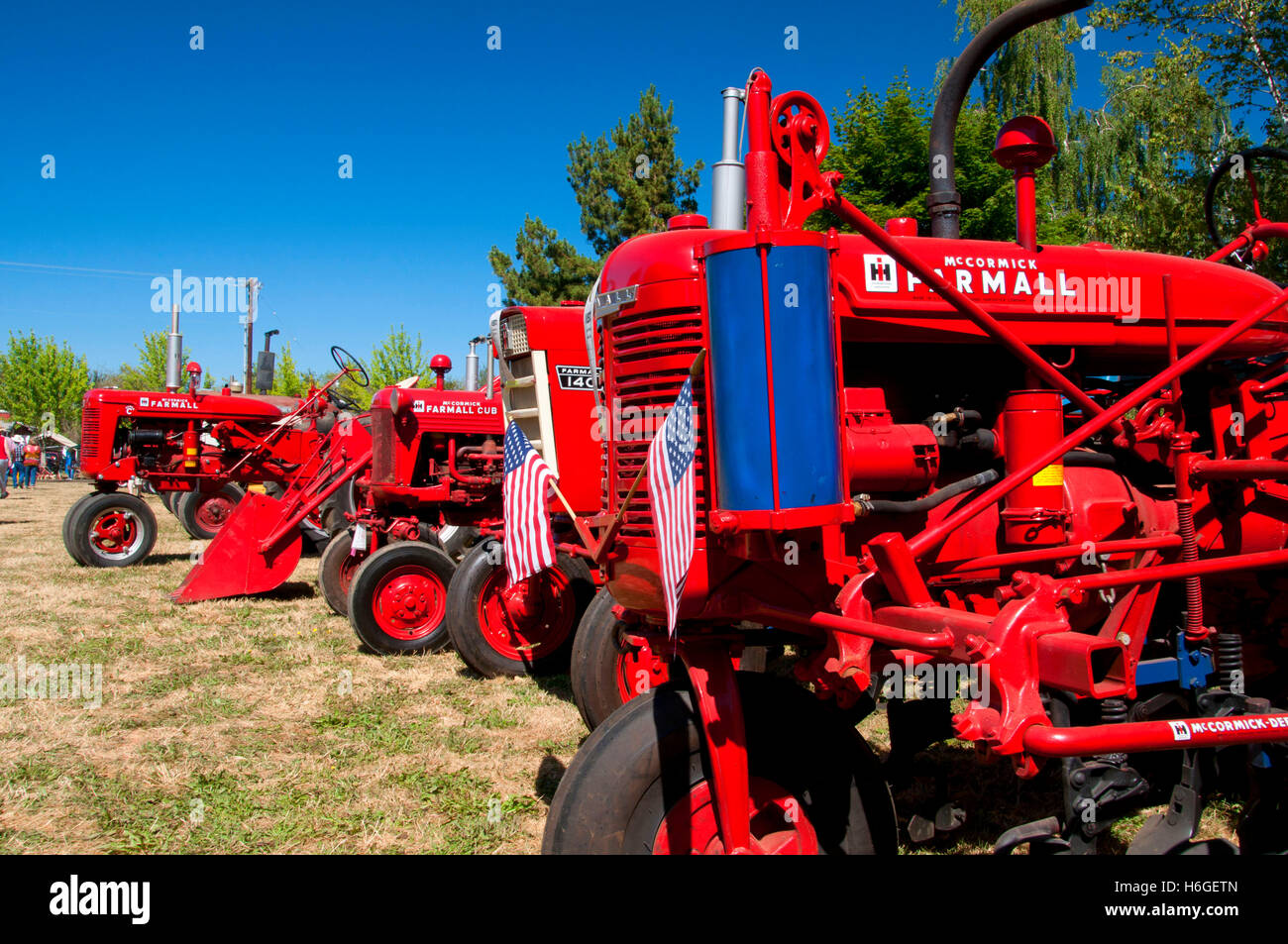 Lungi Mall trattore con bandiera americana, grande Oregon Steam-Up, antichi Powerland, Brooks, Oregon Foto Stock