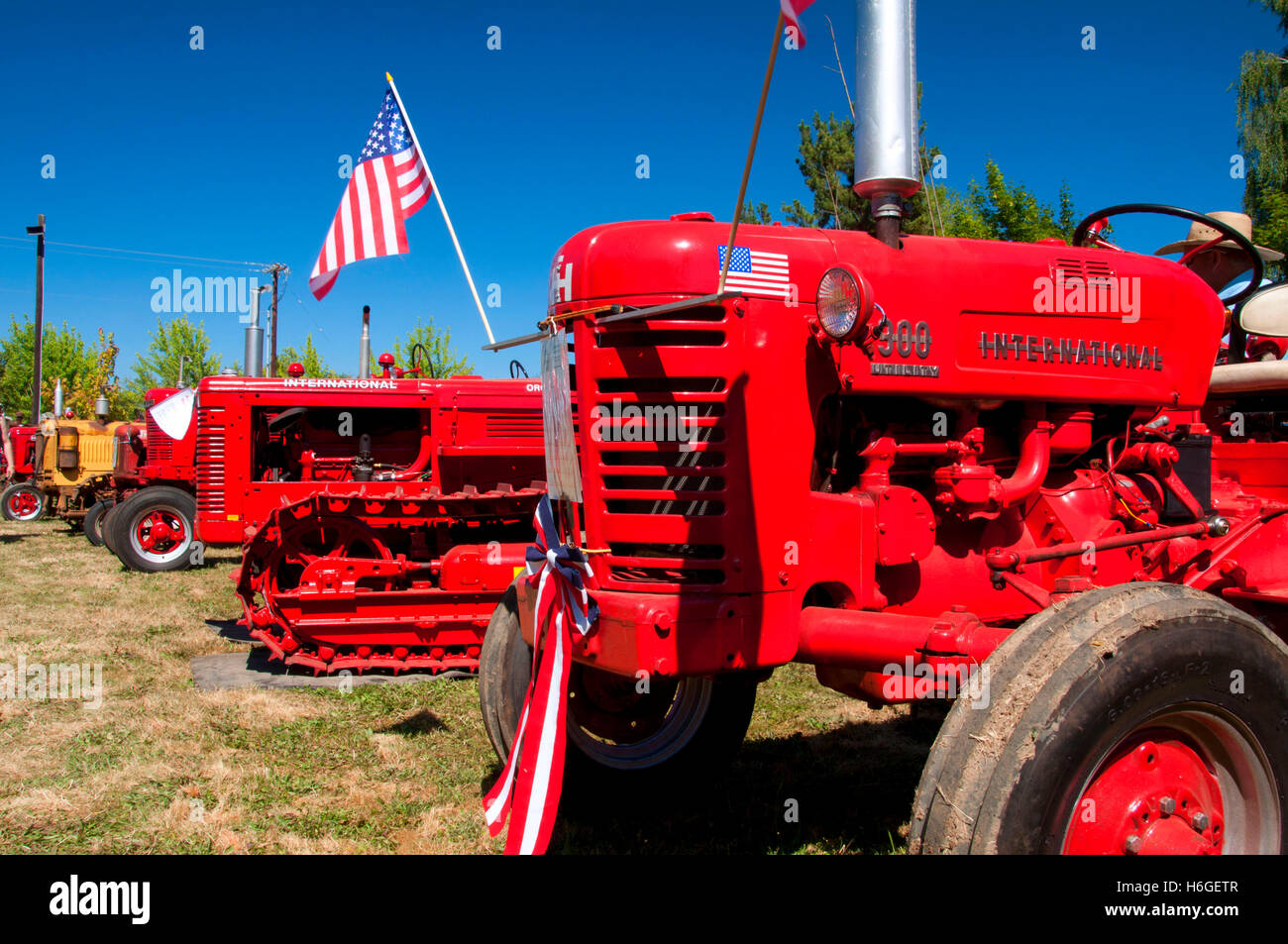 Trattore trebbiatrice internazionale con bandiera americana, grande Oregon Steam-Up, antichi Powerland, Brooks, Oregon Foto Stock