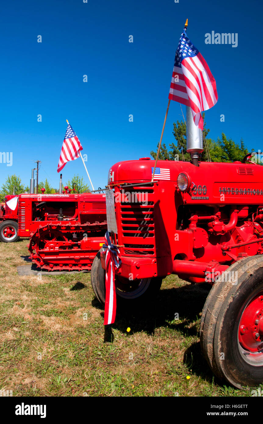 Trattore trebbiatrice internazionale con bandiera americana, grande Oregon Steam-Up, antichi Powerland, Brooks, Oregon Foto Stock