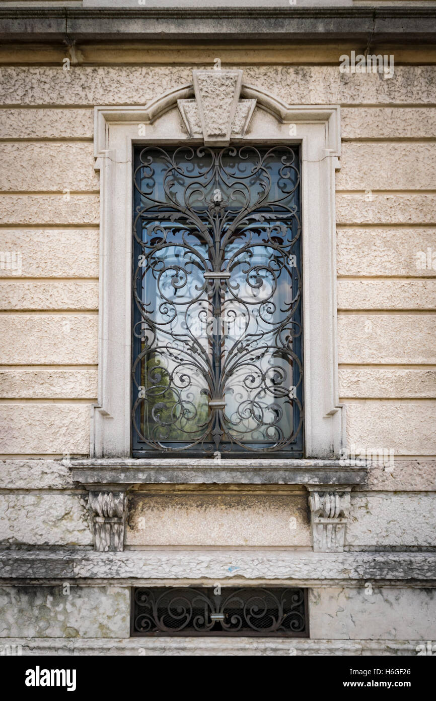 Finestra di una antica villa italiana con ferro artistico grill fatti a mano. Foto Stock