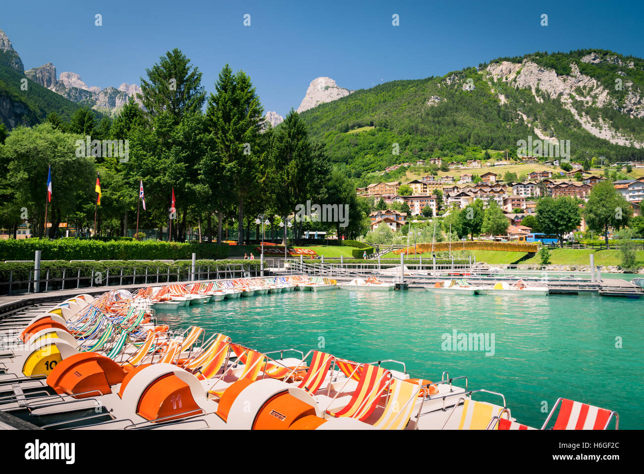 Pedale barca parcheggiata in una lunga linea presso il bacino del lago. Foto Stock