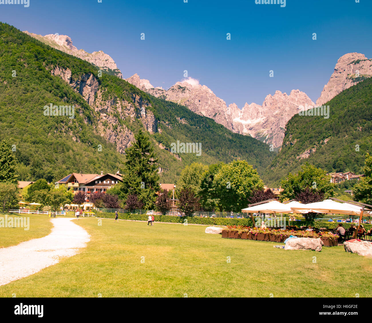 Molveno, Italia - 10 Giugno 2015: Viste delle Dolomiti, Alpi italiane famose in tutto il mondo. Foto Stock