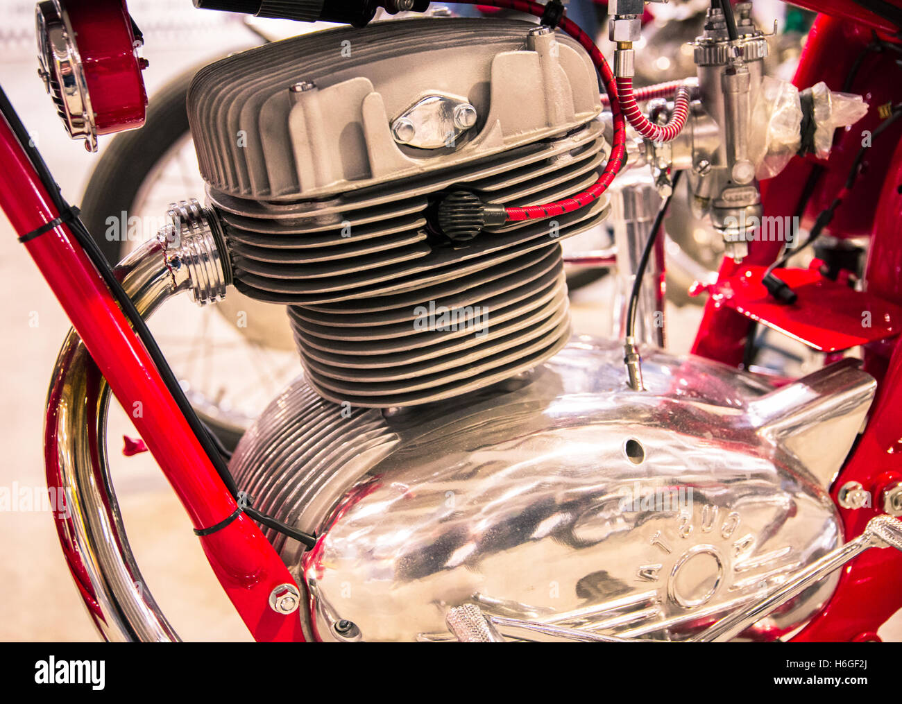 Verona, Italia - 9 Maggio 2015: dettaglio della testa del motore di un rosso moto d'epoca. Foto Stock