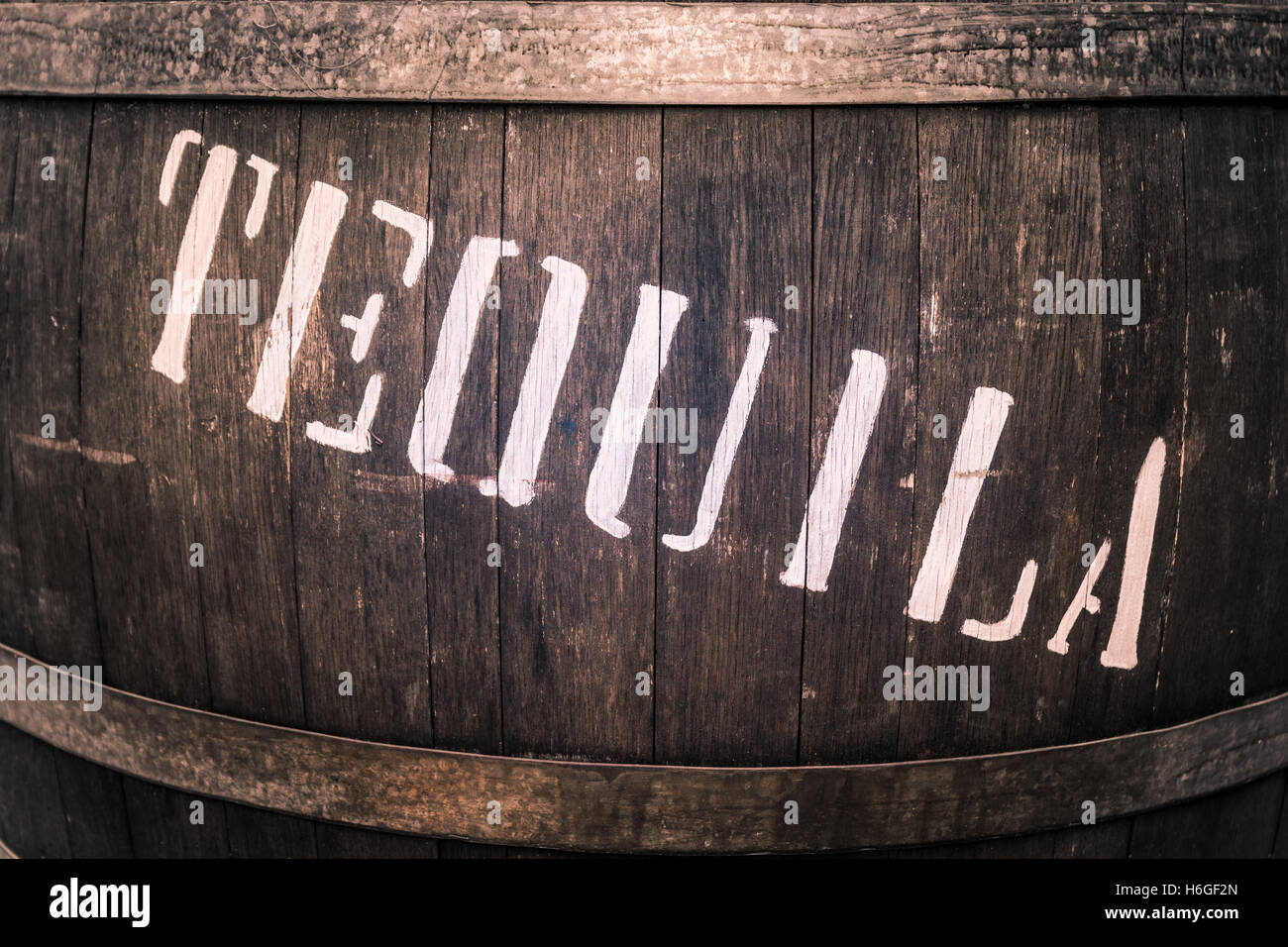 Barile di legno con anelli di ferro con la parola "tequila" in bianco. Foto Stock