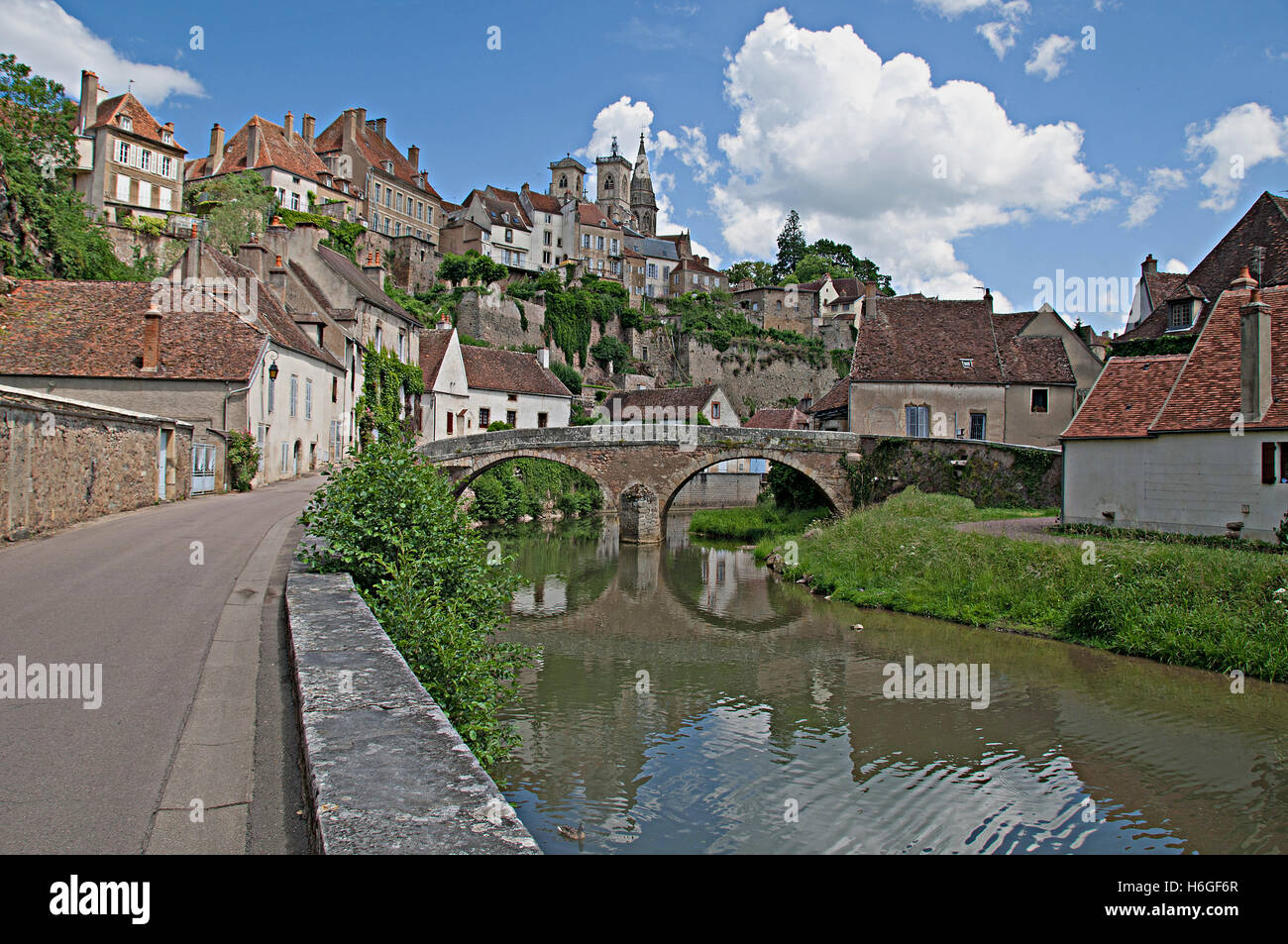 La chiesa, al fiume e al ponte della Borgogna medievale città di Semur en Auxois. Foto Stock