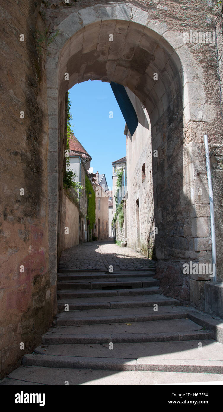 Vecchio passaggio in pietra con arco romanico a Semur en Auxois, Borgogna, Francia Foto Stock