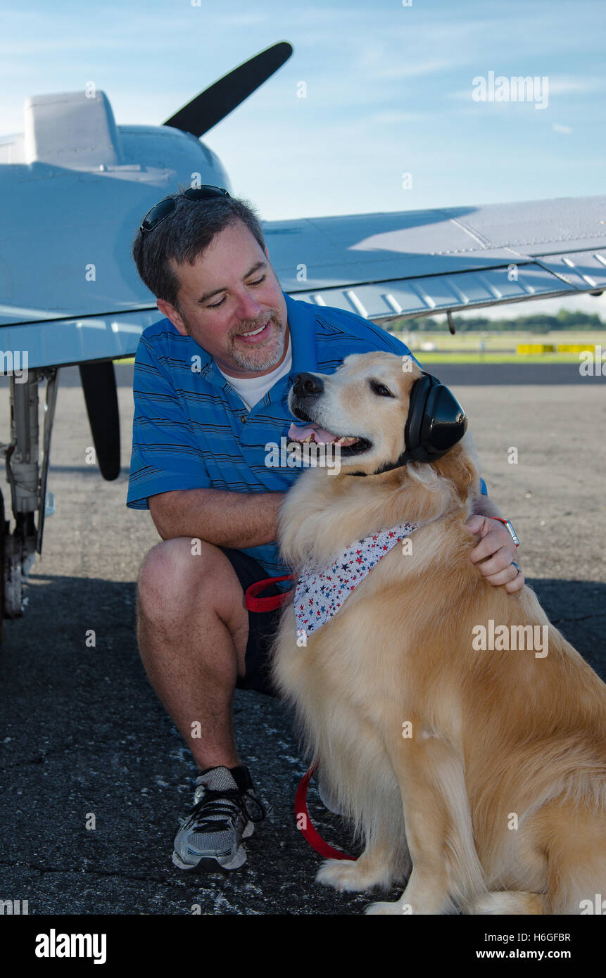 Uomo e cane imbarco aereo privato Foto Stock