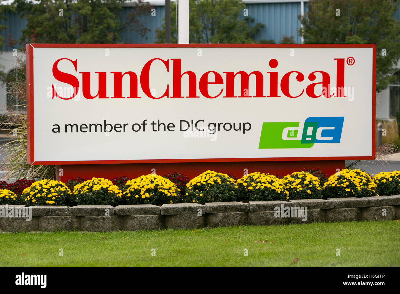 Un segno del logo al di fuori di una struttura occupata da Sun Chemical in San Carlo, Illinois, il 15 ottobre 2016. Foto Stock
