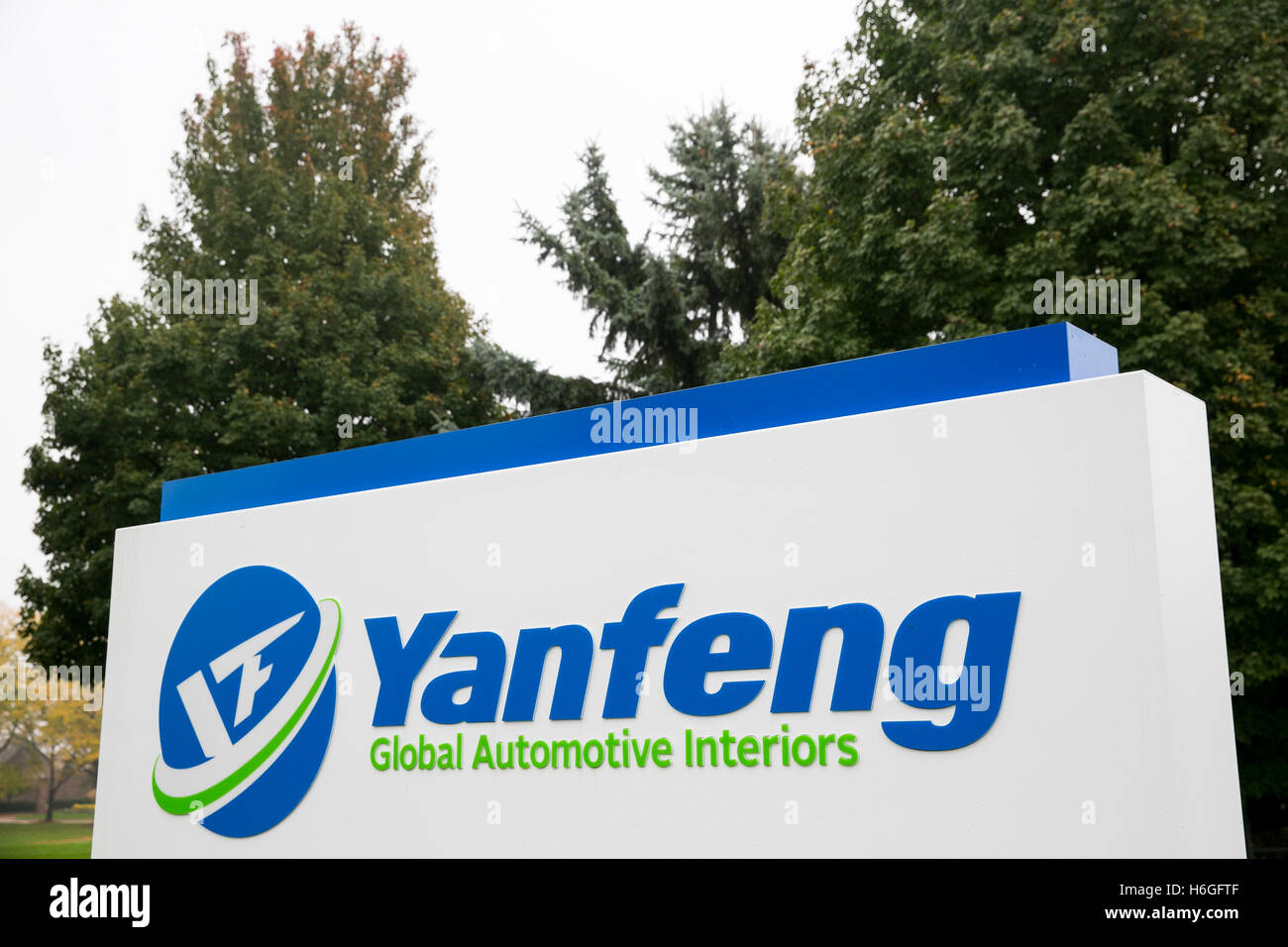 Un segno del logo al di fuori di una struttura occupata da Yanfeng Automotive in Olanda, Michigan, il 16 ottobre 2016. Foto Stock