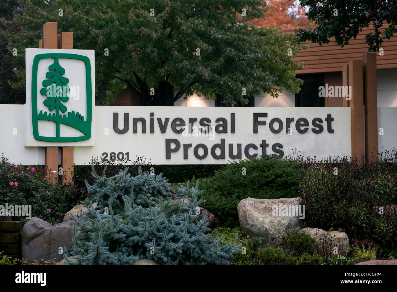Un logo segno al di fuori della sede di universale i prodotti forestali in Grand Rapids, Michigan, il 16 ottobre 2016. Foto Stock