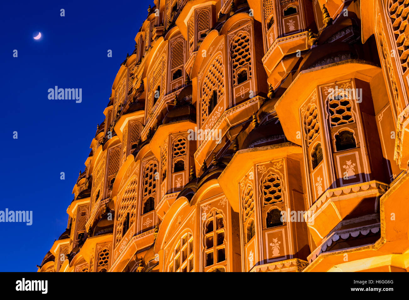Night Shot della facciata del Hawa Mahal, Palazzo dei venti, Jaipur, Rajasthan, India Foto Stock