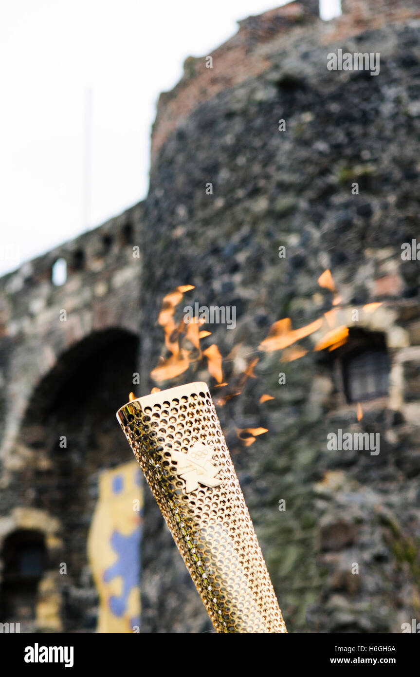 Carrickfergus 03/06/2012 - La Fiamma olimpica al di fuori del Castello di Carrickfergus Foto Stock