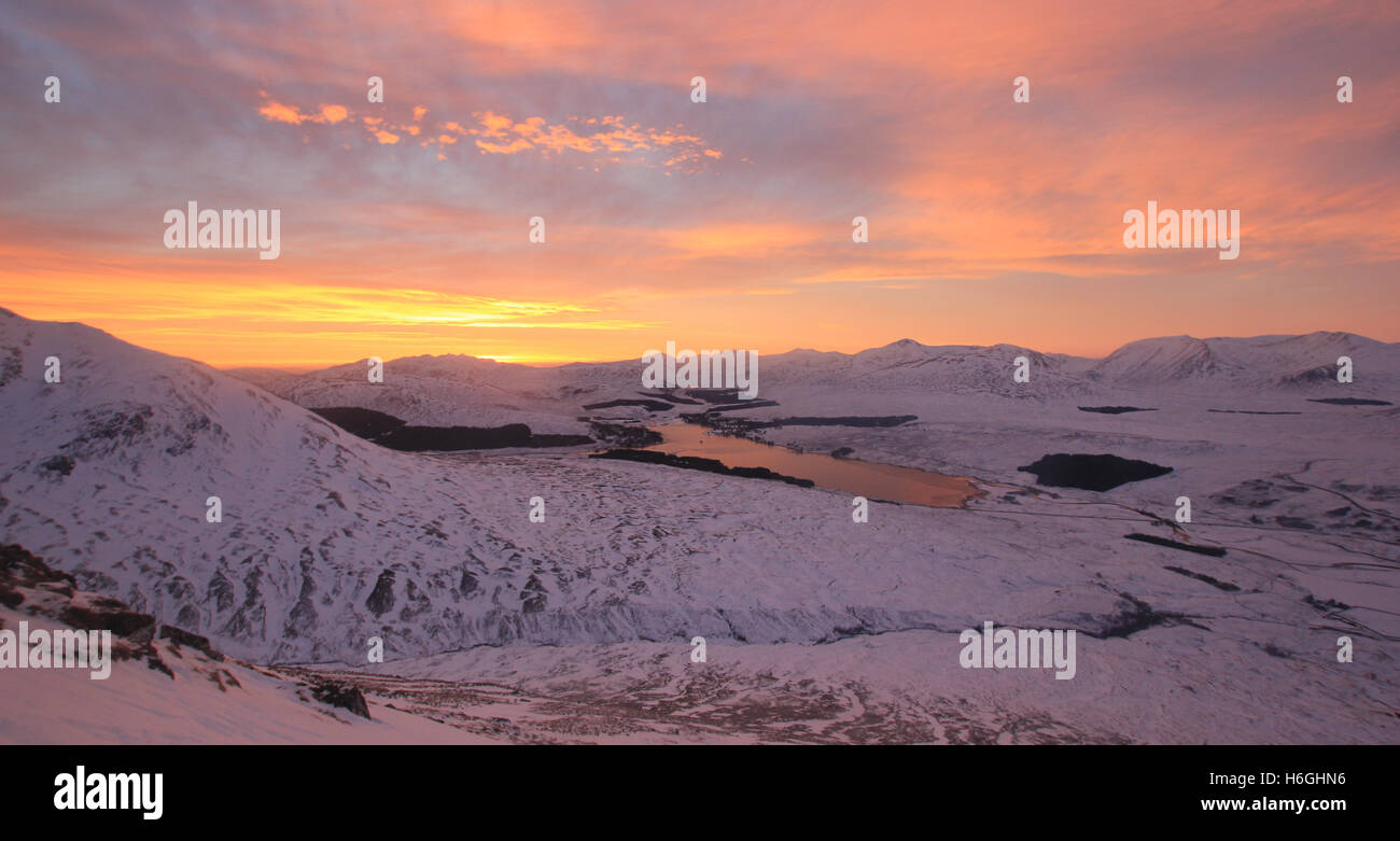 Tramonto in inverno sul Loch Tulla vicino a Bridge of Orchy, Scozia Foto Stock